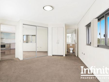 MODERN TWO-BEDROOM APARTMENT IN STRATHFIELD - Photo 3