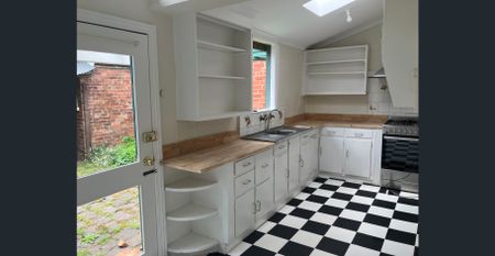 Classic terrace home with natural light and great location. - Photo 3