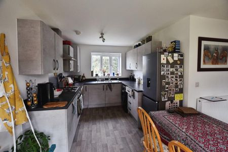 3 bedroom end of terrace house to rent - Photo 2