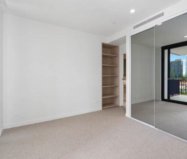 Sleek coastal retreat with ocean and city views - Photo 4