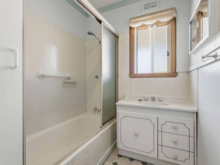 Versatile and well-positioned home - Photo 5