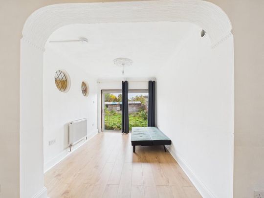 6 bedroom semi-detached house to rent - Photo 1