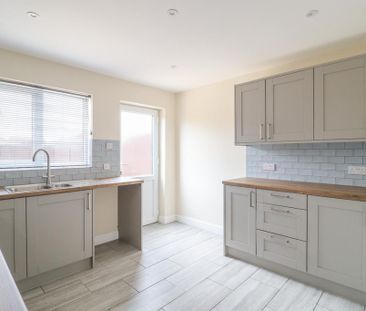 2 bedroom end of terrace house to rent - Photo 2