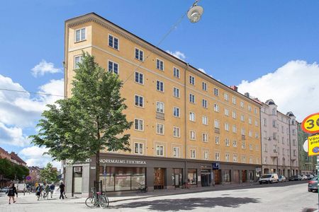 En två-rumslägenhet i Vasastans centrum. Gångavstånd till restauranger, livsmedelsbutiker och rekreationsområden. Bara två minuter från tunnelbanestationen Odenplan och bussförbindelser. - Photo 2