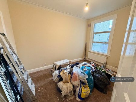 2 bedroom maisonette to rent - Photo 2