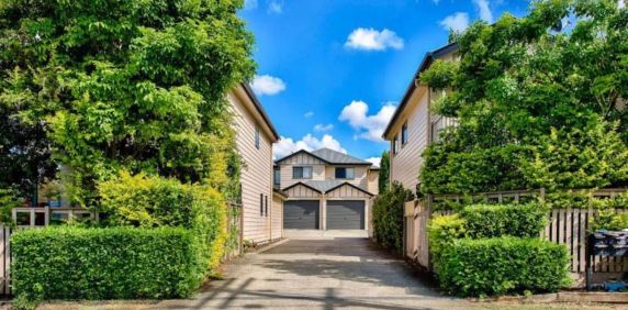 Modern Townhouse with Spacious Courtyard | Mid-Term Rent Adjustment - Photo 2