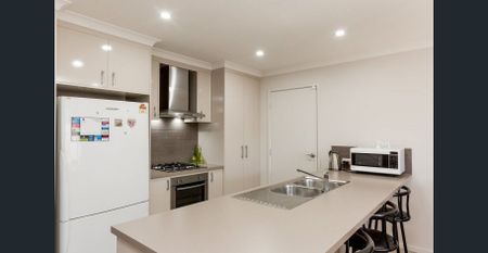 Modern Two Bedroom Townhouse - Photo 3