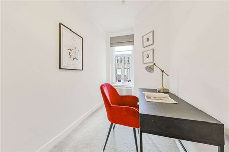 A stunning lateral apartment situated in a desirable red brick Kensington mansion block. - Photo 3