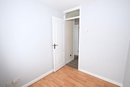 3 bedroom House To Let Total Size: 1045 SQ FT - Photo 4