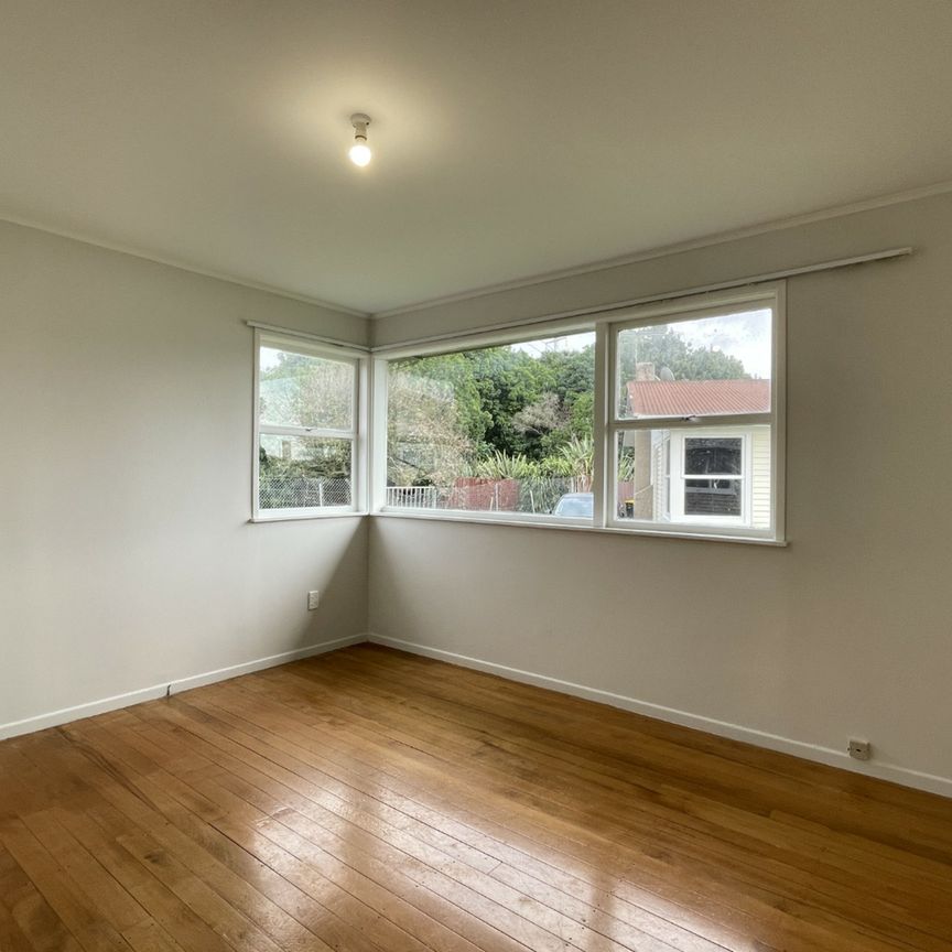 3 BEDROOM - BRAND BATHROOM - LARGE SHED - Photo 1