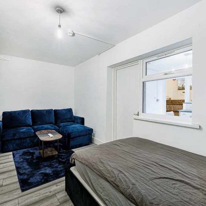 Studio to rent - Photo 1