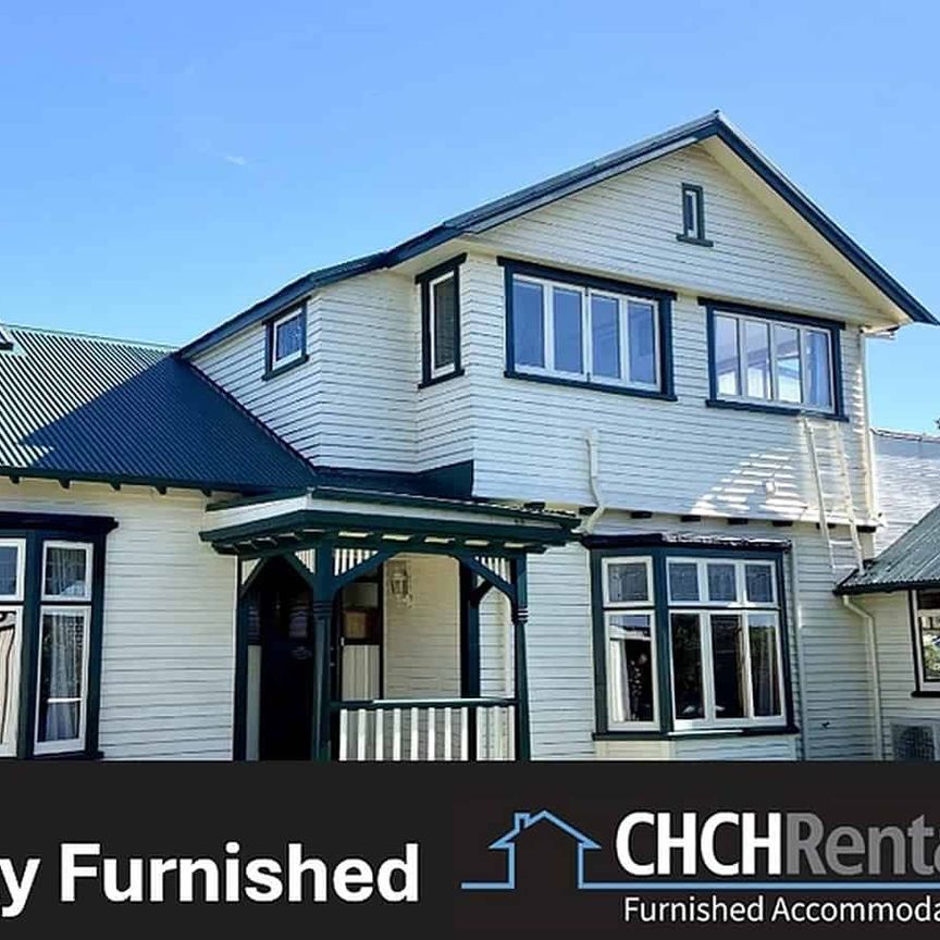 Beautifully renovated fully furnished spacious character home just minutes from the Beach! - Photo 1