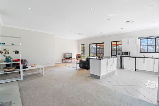 Impressive Space & Lifestyle – 3-Bedroom House for Lease in Oakville - Photo 1