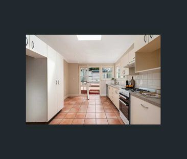 Oversized 4 bed home in Chippendale - Photo 3