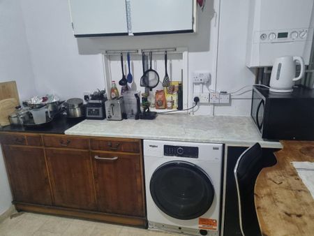 1 bedroom in a house share to rent - Photo 5