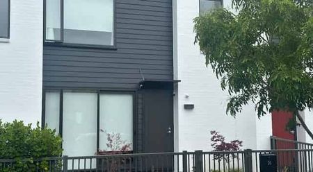 Lovely lock and leave townhouse - Photo 2