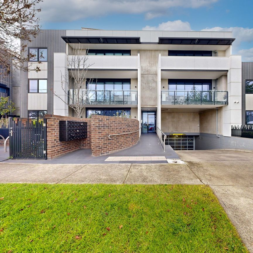 Supersized Ground Floor Apartment with Courtyard - Photo 1