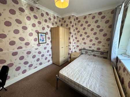 Giles Avenue, Tang Hall - P1849 - Photo 3