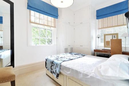 3 bedroom flat in South Kensington - Photo 3