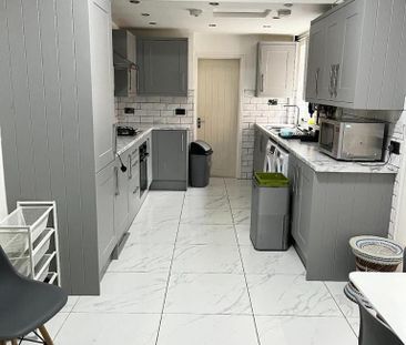 5 bedroom semi-detached house to rent - Photo 4