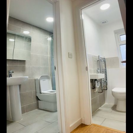 Room in a Shared House, Tamworthlane, CR4 - Photo 3