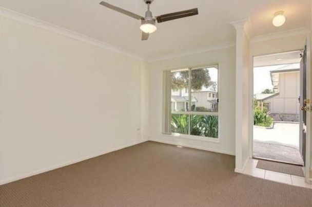 Spacious Refurbished Townhouse in Prime Location - Photo 1