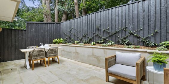 Designer Flair Meets Blue-Ribbon Harbour Side Living - Photo 3