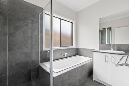 7 Kirkham Drive, Thornhill Park VIC 3335 - House For Rent | Domain - Photo 4