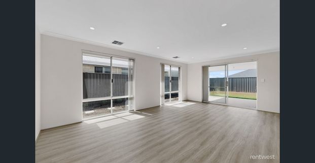 OCEAN BREEZES - Photo 1