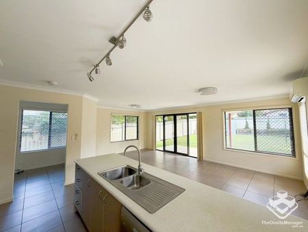 Spacious Family Home Opposite Park in Geebung with brand new hybrid timber flooring - Photo 2