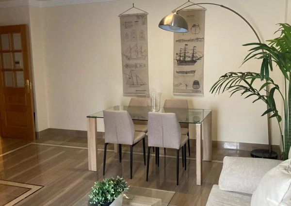 Piso de alquiler en Reyes Católicos, Centro - Sagrario