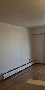 Bright, Spacious, Top Floor, 1 Bedroom with Balcony - Photo 3