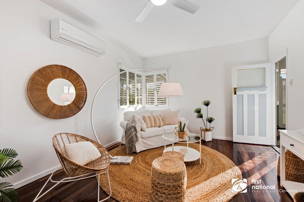 BEAUTIFUL COTTAGE IN OYSTER POINT - "RYAN COTTAGE " - Photo 1