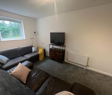 1 bedroom in a house share to rent - Photo 2