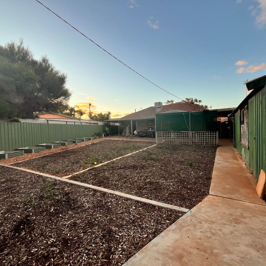 To register & apply for this property, please use this link: https://snug. com/ - Photo 1