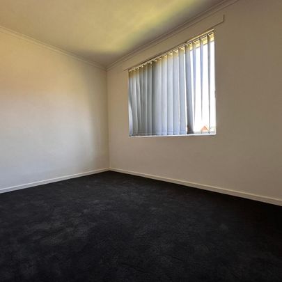 APARTMENT LIVING ON THE GROUND FLOOR! - Photo 1