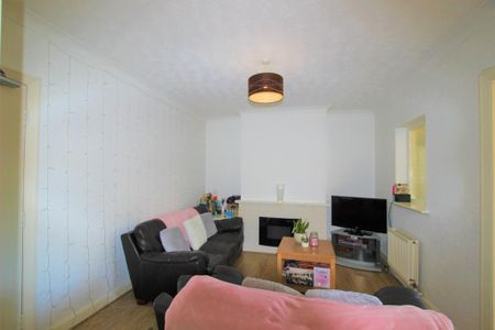 4 bedroom semi-detached house to rent - Photo 2