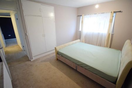 3 bedroom end of terrace house to rent - Photo 4