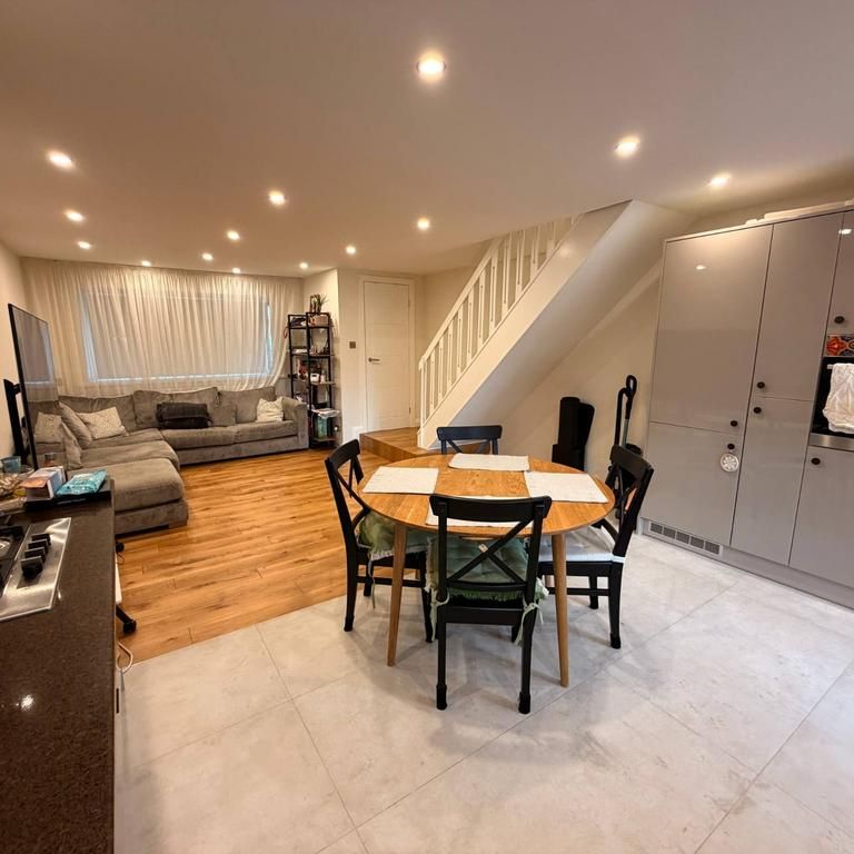 3 bedroom end of terrace house to rent - Photo 1