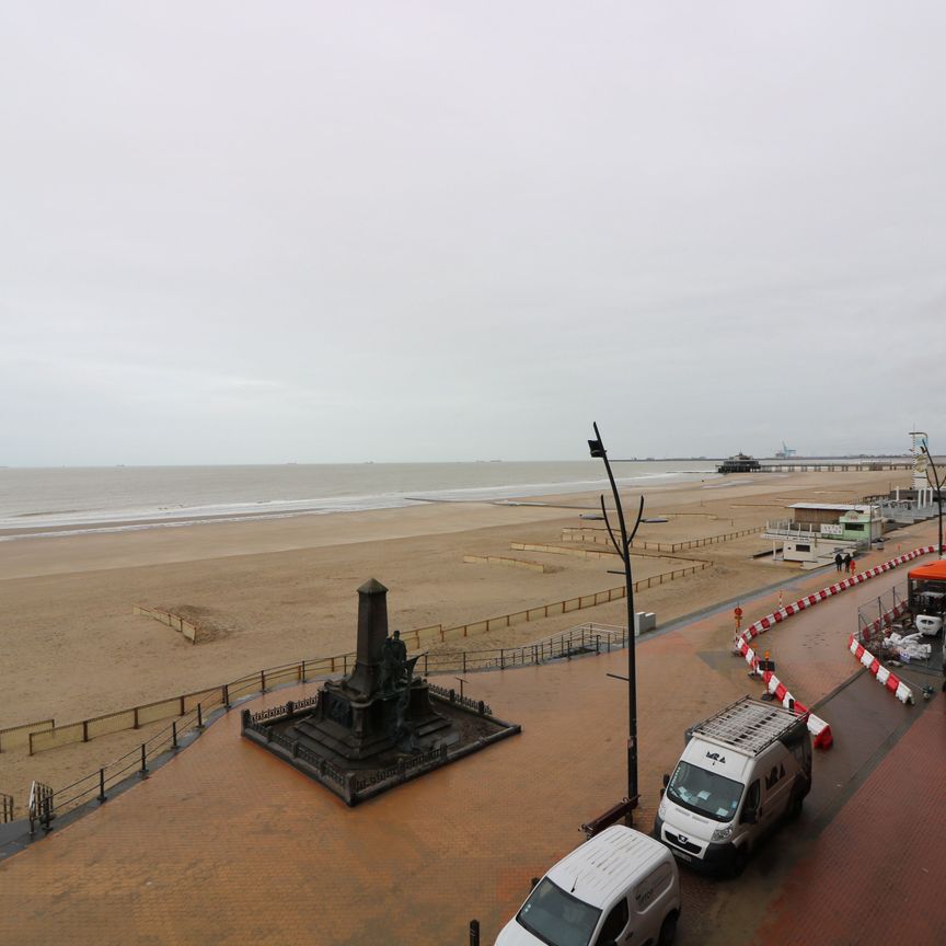 Gemeubileerd 1-slaapkamerappartement met groot terras en frontaal zeezicht op de Zeedijk van Blankenberge. - Photo 1