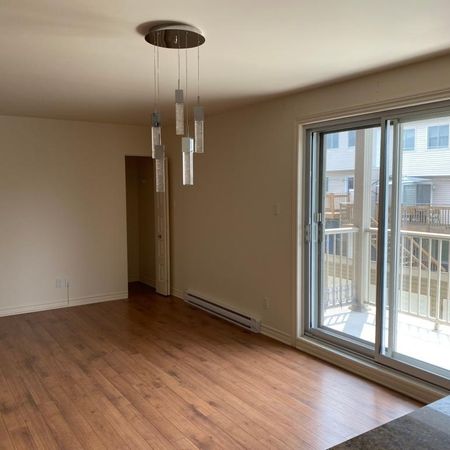 4.5 A LAVAL TRÈS TRANQUILLE CONSTRUCTION SUPÉRIEURE ASCENSEUR - Photo 3