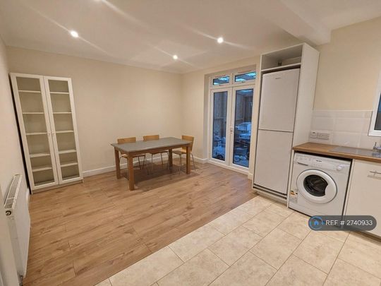 4 bedroom semi-detached house to rent - Photo 1