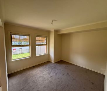 Freshly Updated, 3 Bedroom, 2 Bathroom - Photo 5