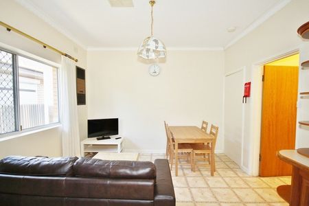 6-bedroom shared house / townhouse, Adelaide Street - Photo 2