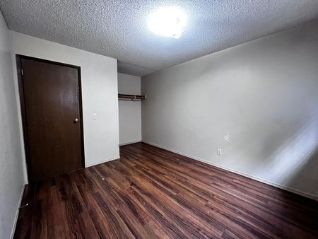 Spacious 2 Bedroom Unit in Quiet Innisfail Building!! - Photo 3