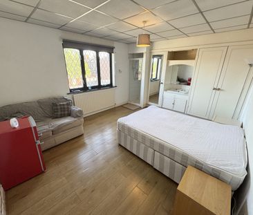 Room 1, 158a, New Hall Lane, Preston - Photo 3