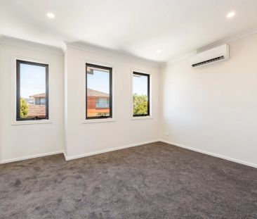 Near new townhouse in a great location - Photo 3