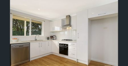 Comfortable Three Bedroom Home with Outdoor Entertaining - Photo 4