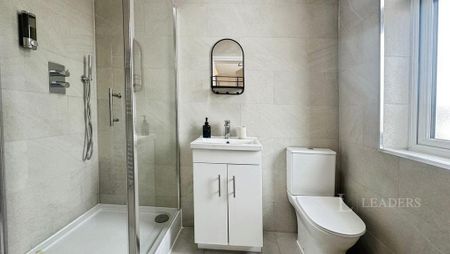 1 bedroom in a house share to rent - Photo 2