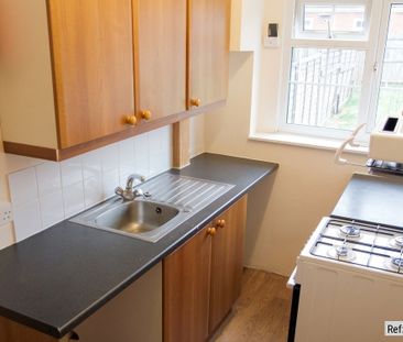 3 bed Terraced in Blanchland Road , Morden, SM4 5ND - Photo 6
